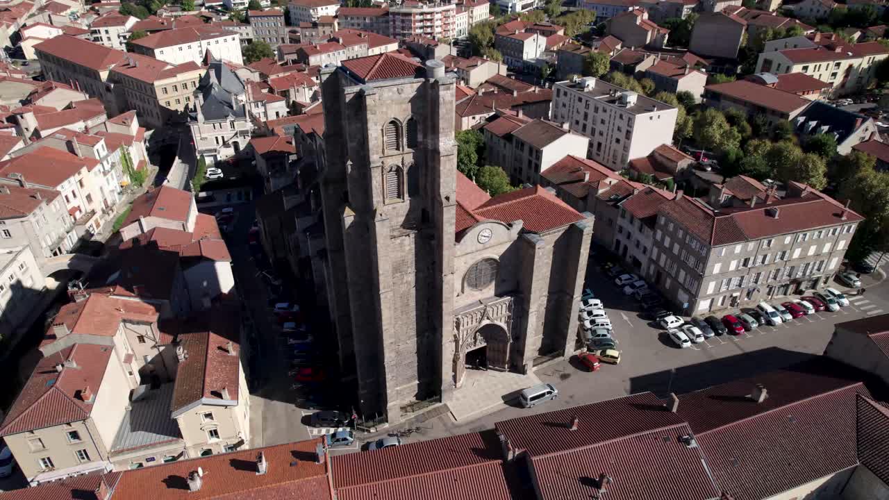 vista aérea alrededor de collegiale notre dame d'esperance en la ciudad de montbison, departamento de loira, francia en un día soleado de verano