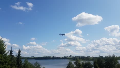 Drone-Volando-En-El-Aire-Frente-A-La-Cámara