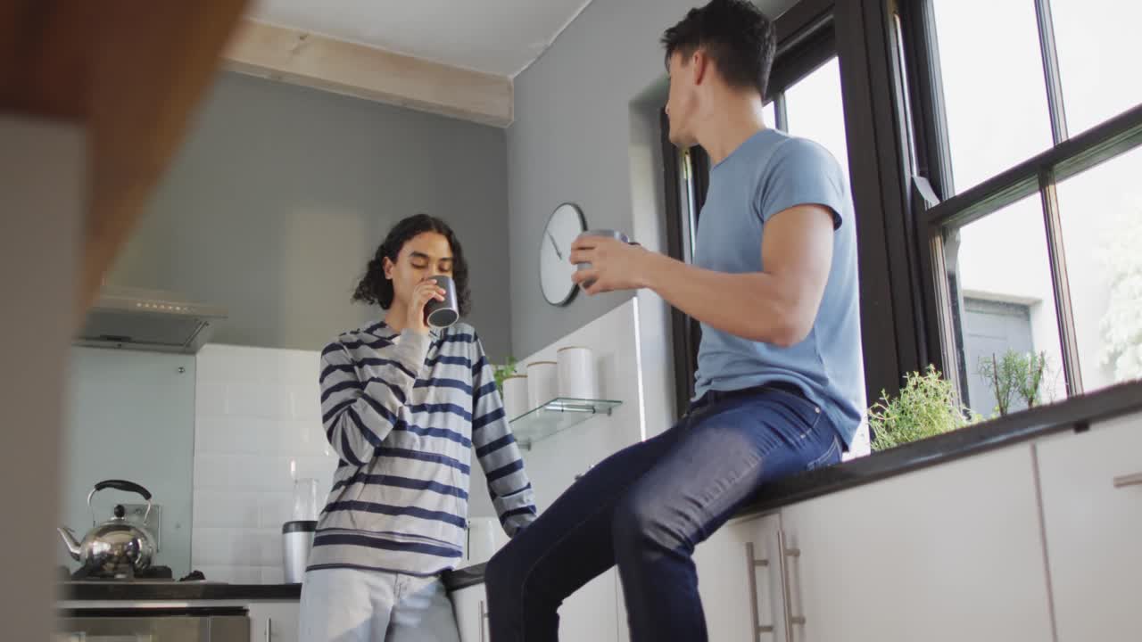 행복한 다양한 남성 커플이 커피를 마시고 부 ⁇ 에서 이야기하고 있습니다.