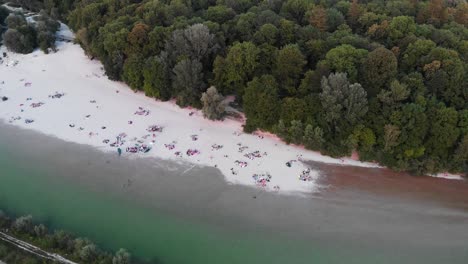 volando sobre el río isar en munich alemania