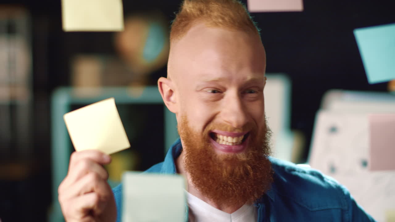 아이디어 보드에 올바른 스티커를 찾은 행복한 사업가. 사무실에서 우승자