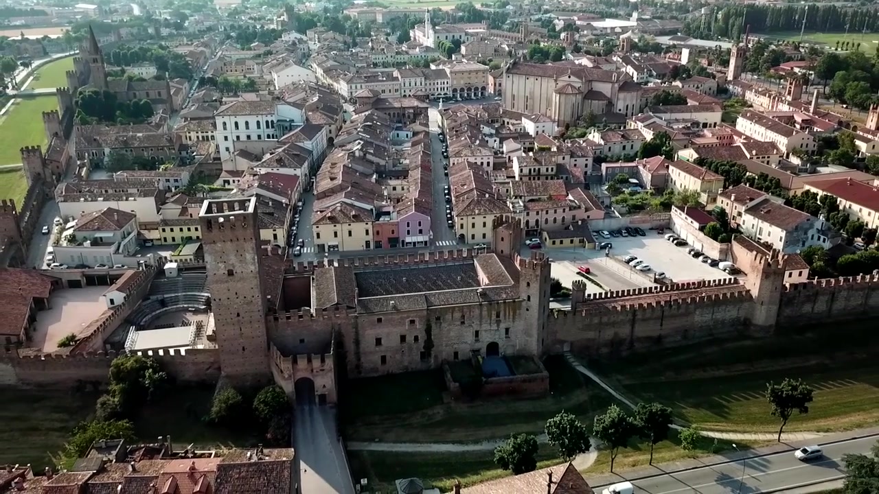 Vista aerea della città murata di Montagnana in Veneto, con fortificazioni medievali e un denso centro storico.