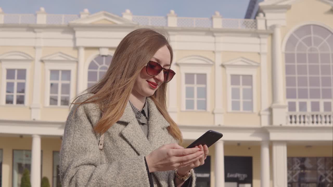 женщина, использующая телефон на открытом воздухе