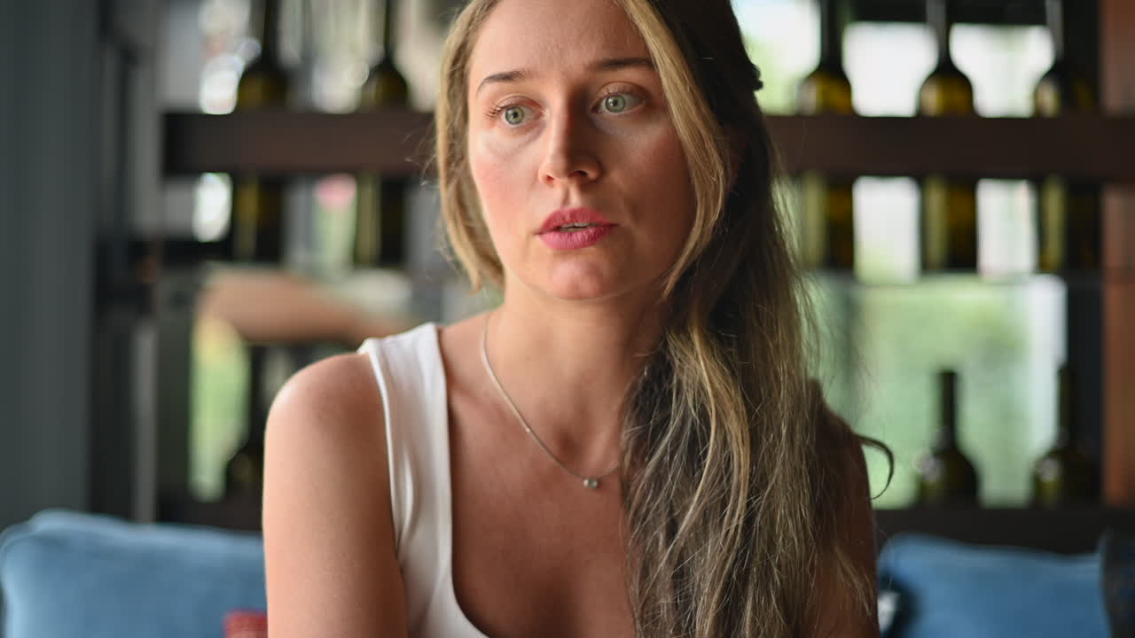 Brunette kvinde taler på en restaurant