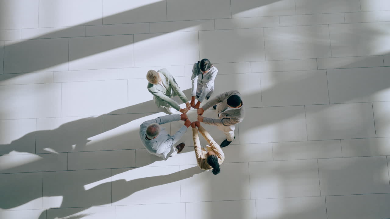 주먹구름,  ⁇ 뷰, 그리고 사업가들이 함께