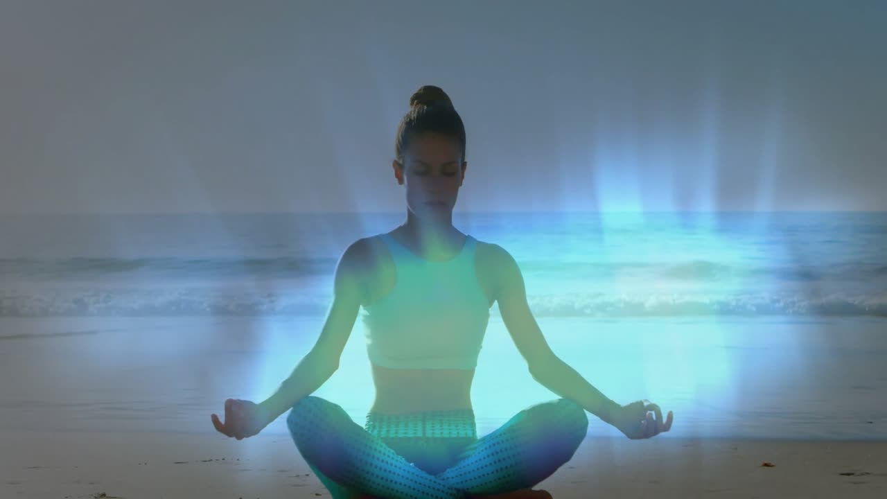 Donna che unisce le mani in una mudra su un cuscino sulla riva, mentre un'aura dietro il suo busto pulsa, approfondendo la meditazione.