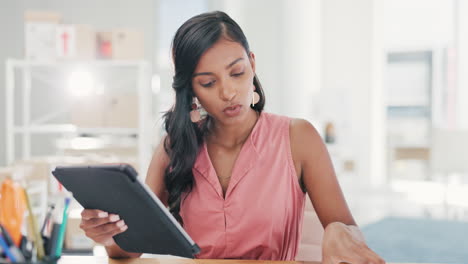 Tableta,-Empresa-Emergente-Y-Mujer-Con-Logística