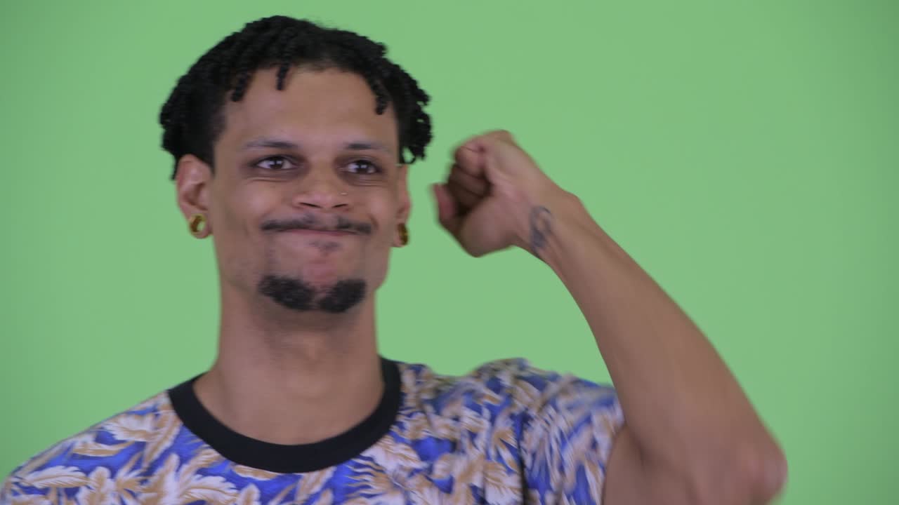 молодой красивый африканский мужчина с дредлами