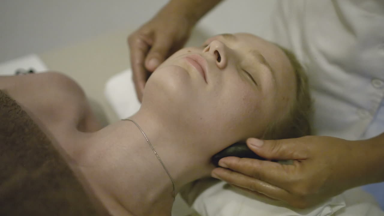 mulher sob massagem de pescoço de spa