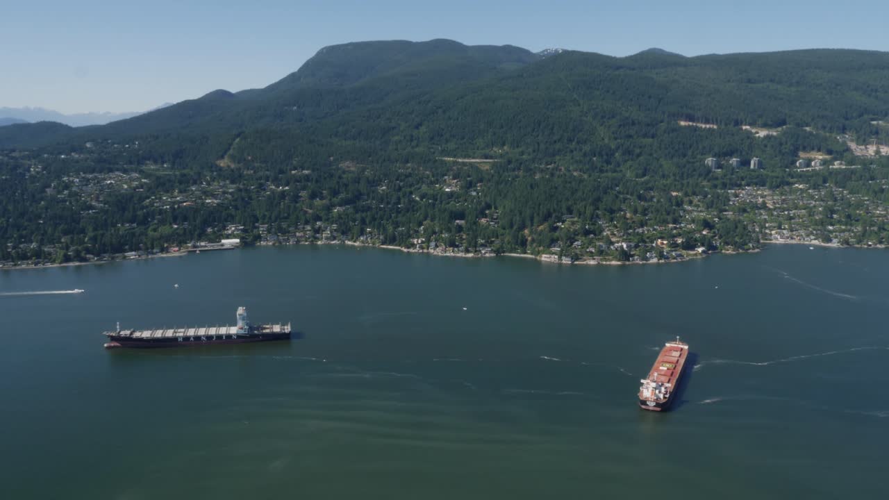 컨테이너선과 해양 산업이 경제를 주도하고 세계를 연결하는 아름다운 서부 밴쿠버 탐험