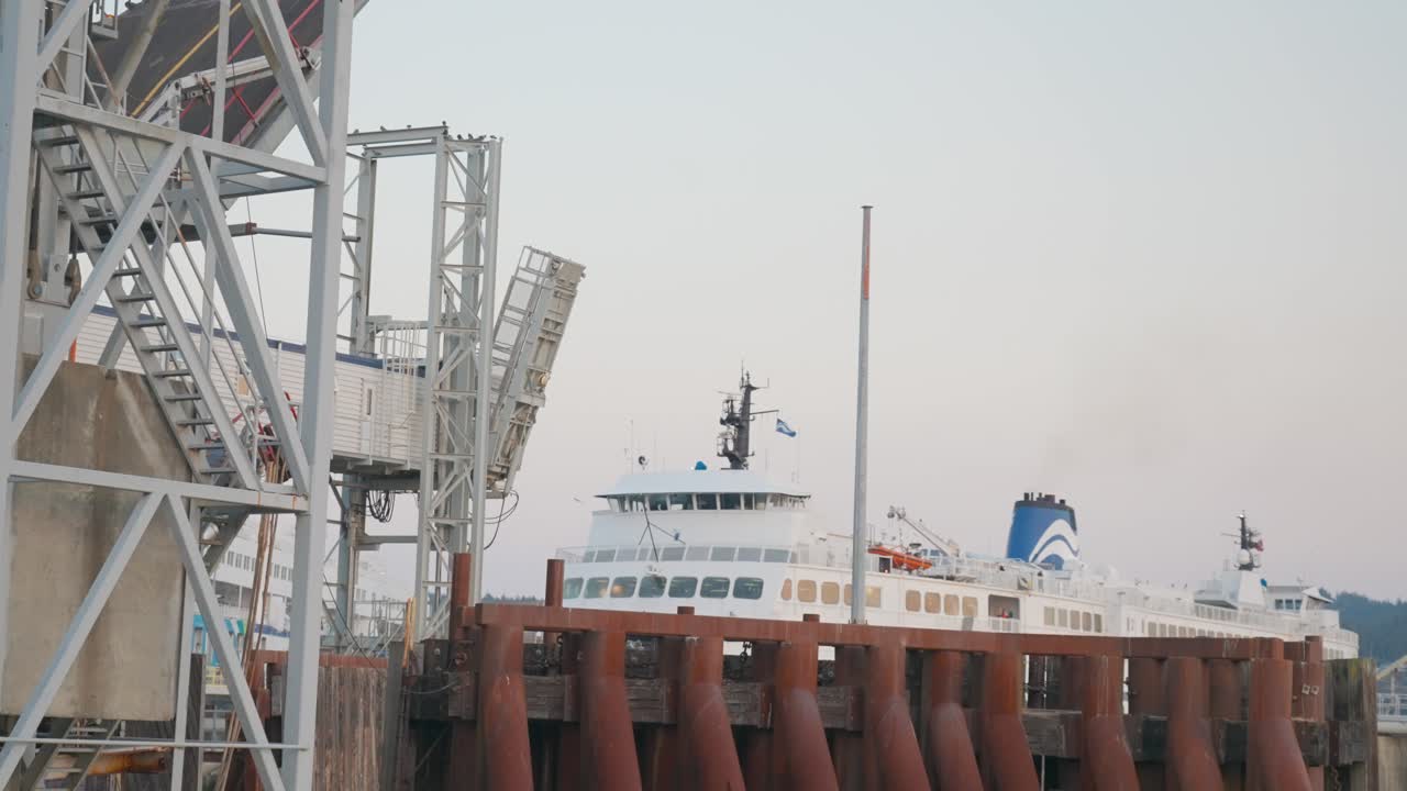 터미널로 들어오는 페리