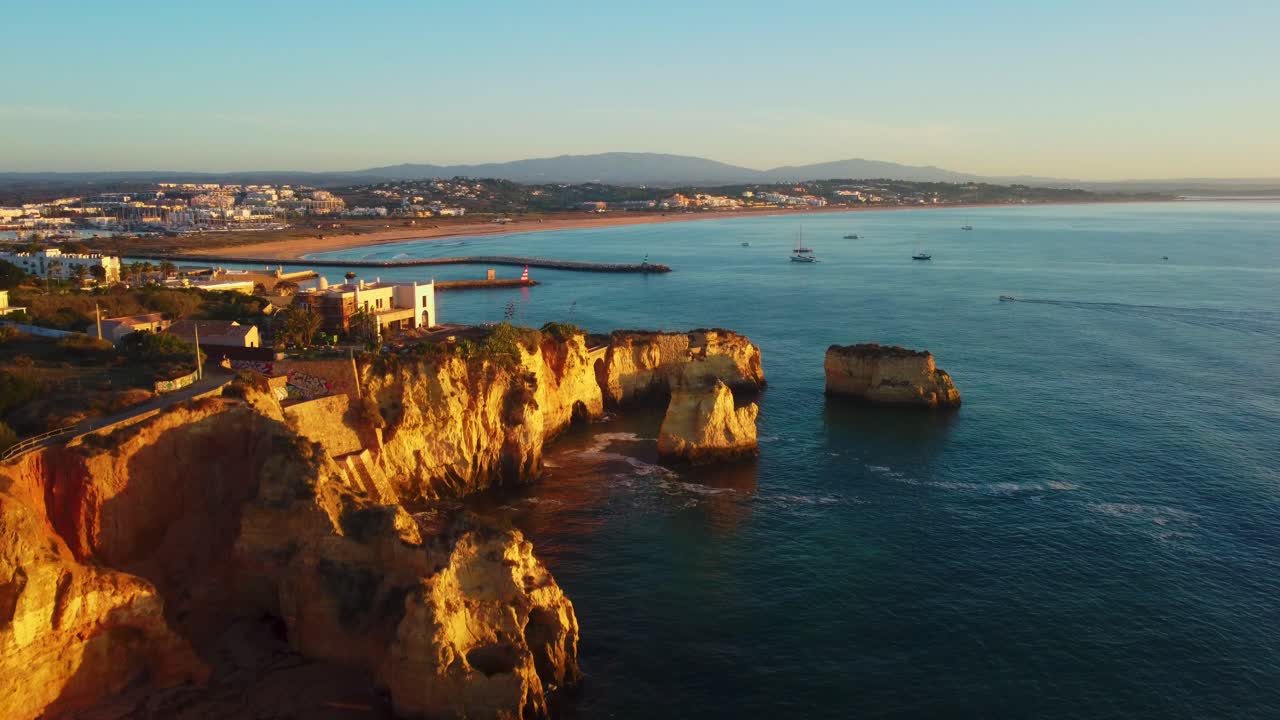 Luftaufnahme, die die atemberaubende Landschaft von Dona Ana, Portugal, zeigt