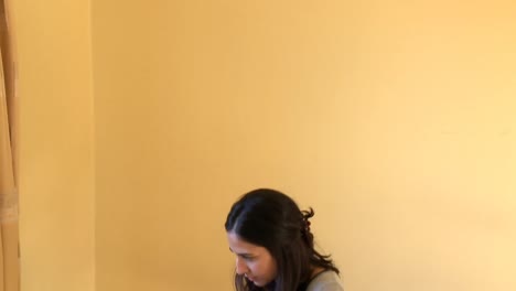 mujer segura de sí misma usando una computadora portátil