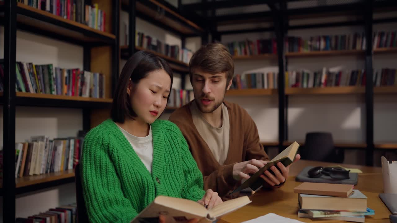estudiantes estudiando juntos en una biblioteca