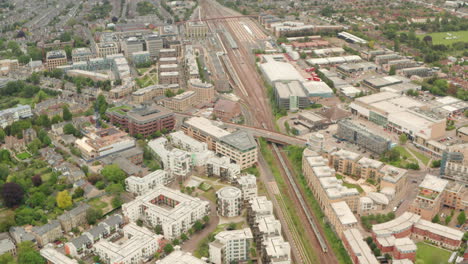 Luftaufnahme-über-Einem-Zug,-Der-Am-Bahnhof-Von-Cambridge-Ankommt