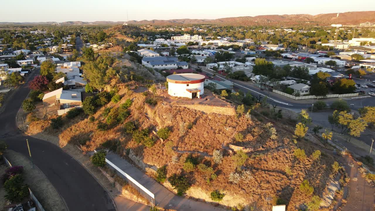 el drone se mueve lentamente hacia adelante durante el amanecer.
