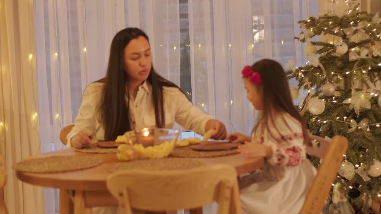 어머니 와 딸 이 크리스마스 축제 를 준비 하고 있다