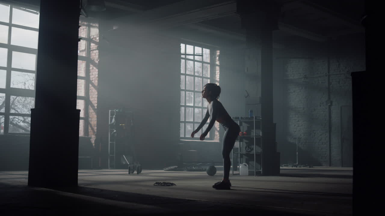 스포츠 의류 를 입은 활동적 인 소녀 가 앞으로 구부러지는 것. 유연 한 여자 가 근육 을 따뜻 하게 하는 것