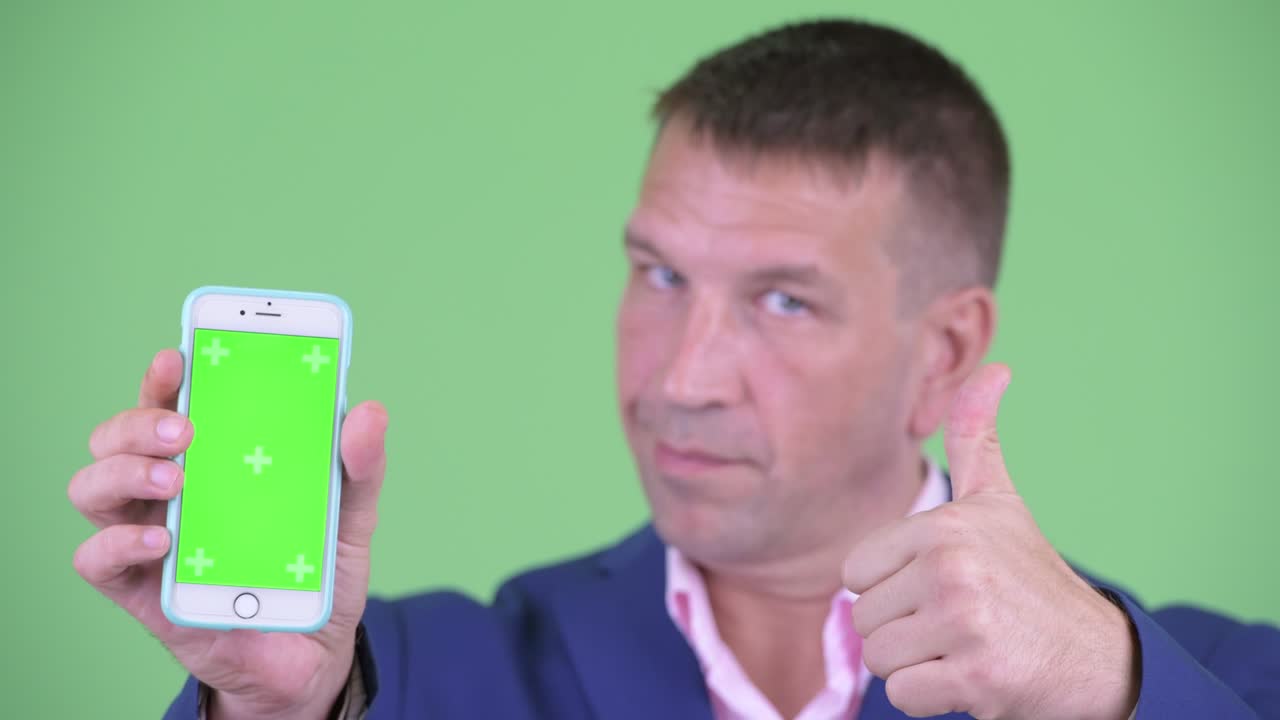 초록색 스튜디오 배경에 슈트를 입은 근육 멋진 사업가의 초상화