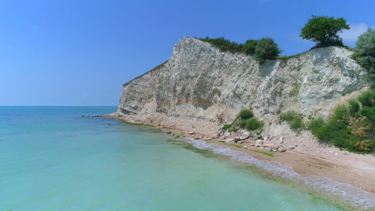 Rocce trace sulla spiaggia