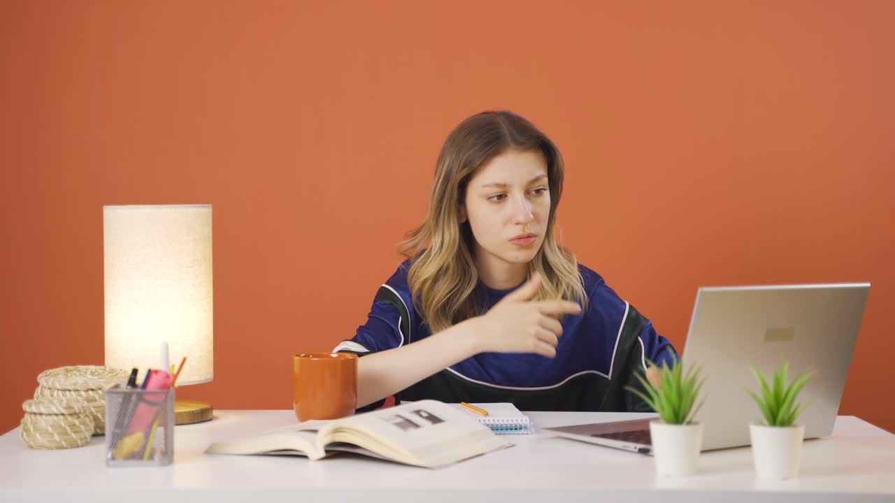 una joven vacilante.