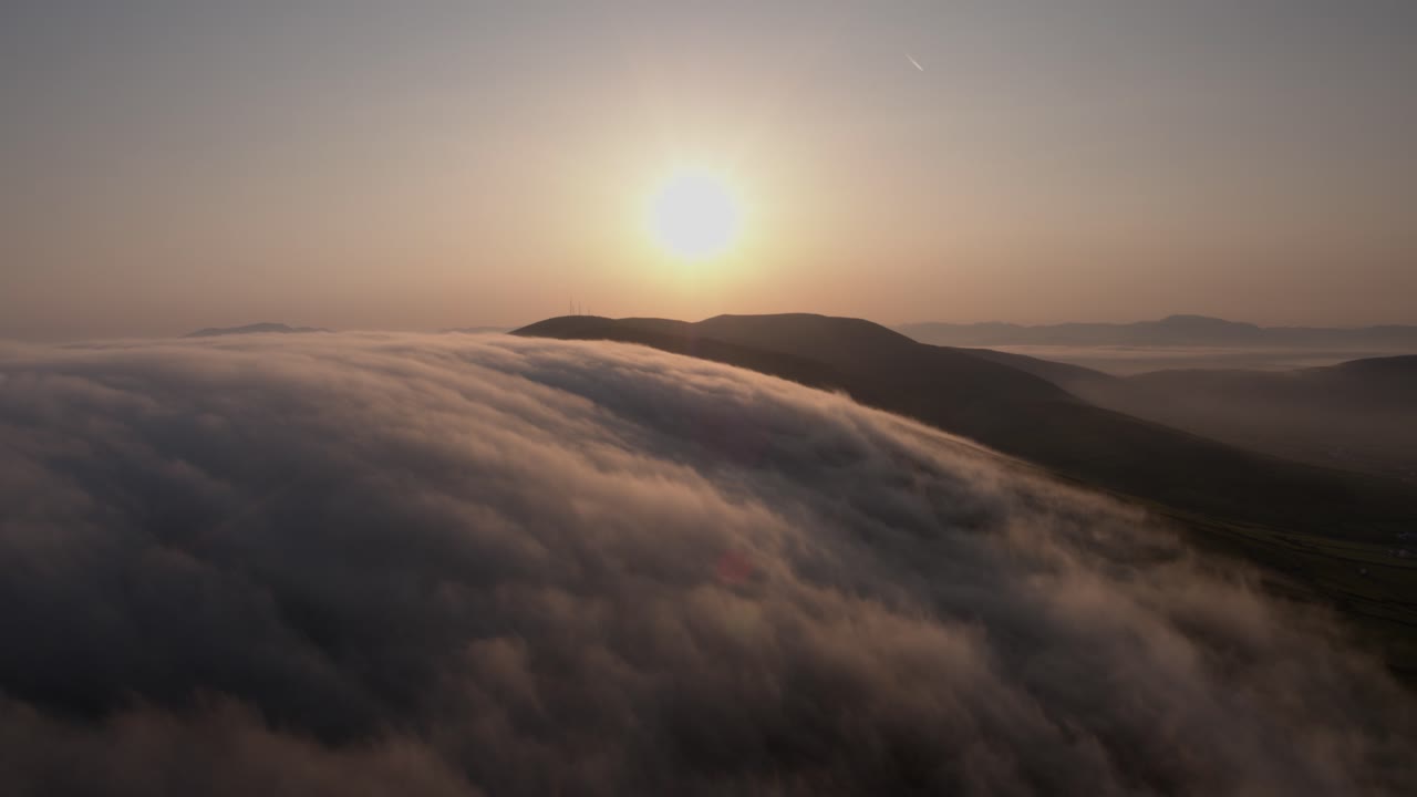 las nubes de la madrugada se desplazan sobre las montañas en co kerry irlanda mientras el sol brilla durante el verano