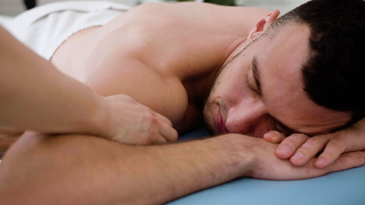 hombre recibiendo un masaje