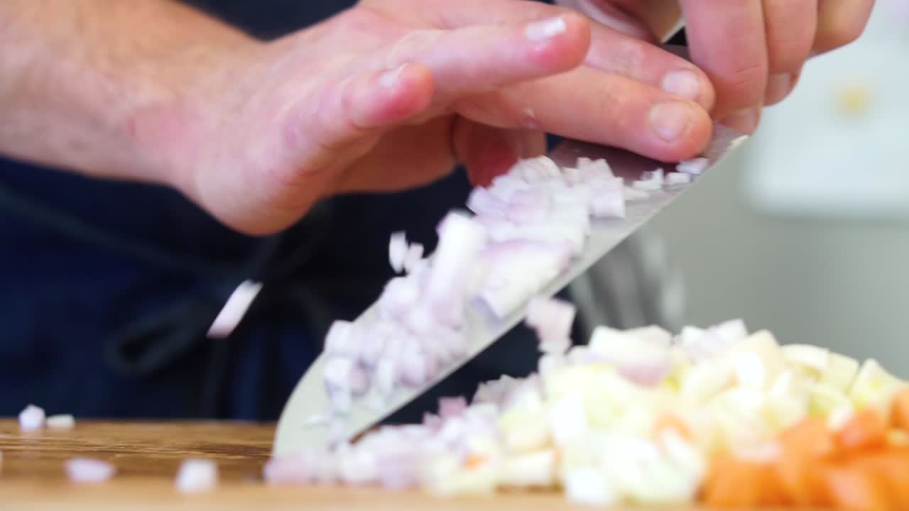 양파를 조각으로 잘게 썰기