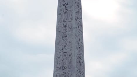 Detalle-Del-Monumento-Del-Obelisco-De-Luxor-En-París,-Francia---Inclinado-Hacia-Abajo