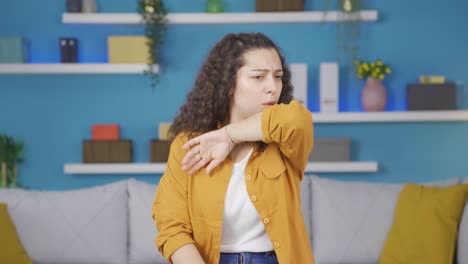 una joven enferma que tose.