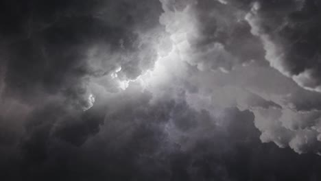 nubes cumulonimbus oscuras y relámpagos en el cielo