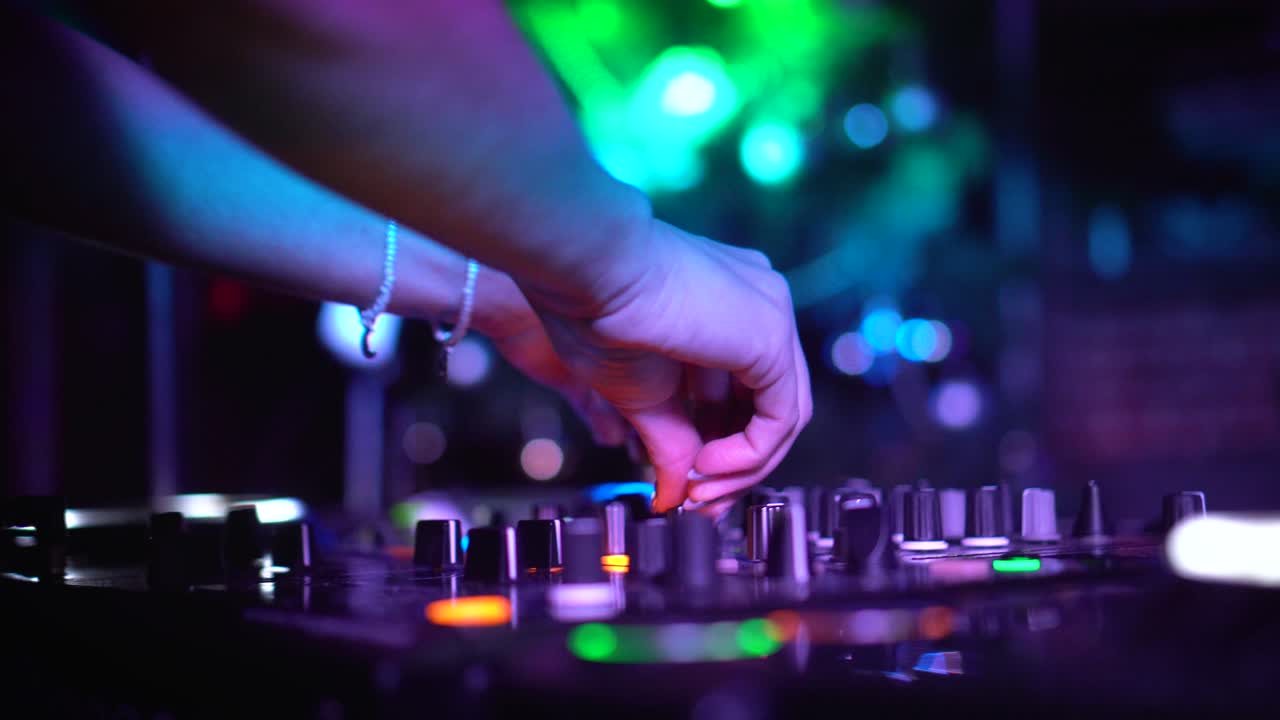 actuación de dj en un club nocturno