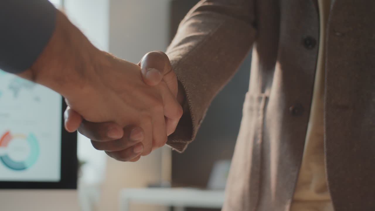 dos hombres dando el apretón de manos