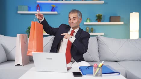 trabajador de oficina en casa haciendo compras en línea.