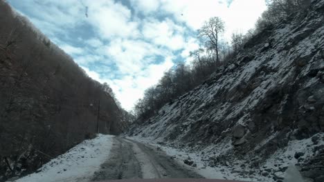 Mejor-Conducción-En-El-Desierto-Al-Borde-De-Las-Montañas-Rocosas-Con-Nieve