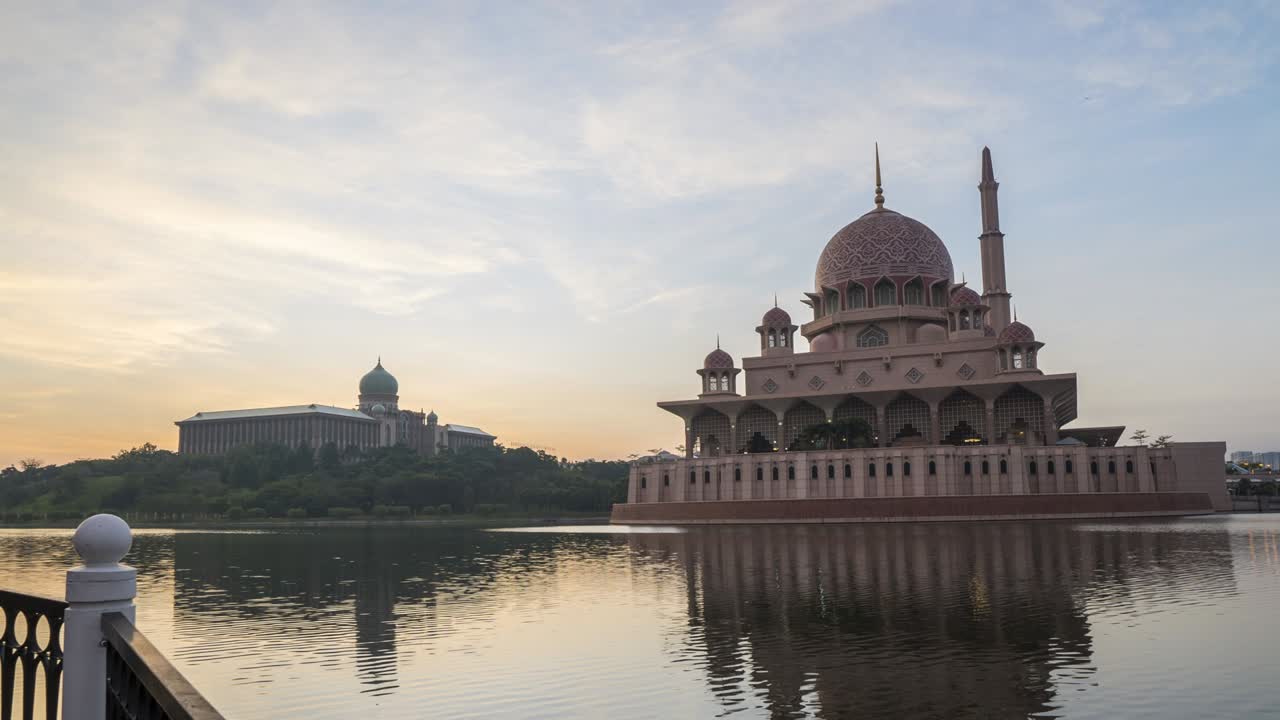 el amanecer en la mezquita de putra, putrajaya, malasia.