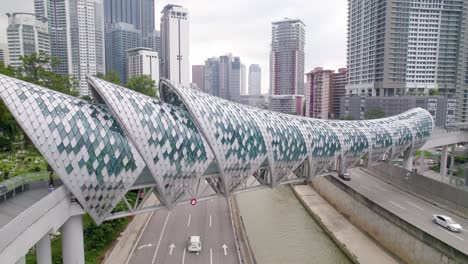 Pintasan-Saloma-Bridge-Ein-Berühmtes-Wahrzeichen-Und-Ein-Tourist