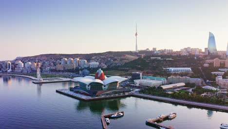 vista aérea de la orilla del mar caspio y la arquitectura moderna de la ciudad de baku, azerbaiyán