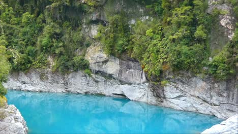 Primer-Plano-De-La-Espectacular-Agua-De-Color-Turquesa-Del-Desfiladero-Del-Río-A-Medida-Que-Pasa-A-Través-De-Rocas-De-Granito---Paseo-Por-El-Desfiladero-Del-Río-Hokitika,-Costa-Oeste