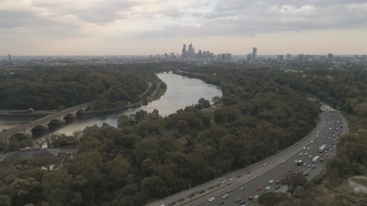 도시 3의 북서쪽에서 필라델피아, 펜실베니아 스카이라인