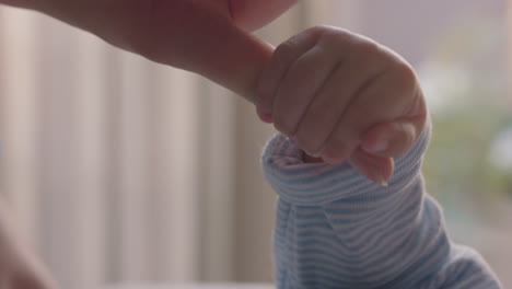 madre sosteniendo al bebé con la mano tocando los dedos cuidando al recién nacido cuidando del bebé en casa disfrutando de la maternidad