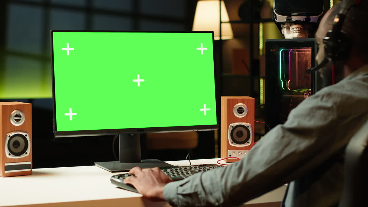 hombre disfrutando de un juego con amigos en una pantalla de computadora de maqueta