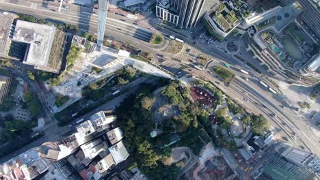 toma aérea de mega rascacielos residenciales y tráfico en el centro de hong kong, en un hermoso día