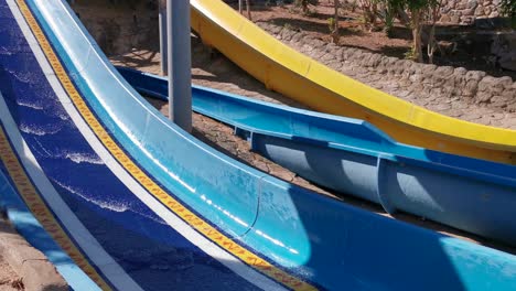 niño en el tobogán acuático en el parque acuático. vacaciones de verano.