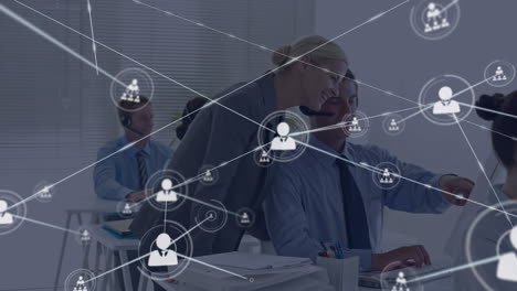animación de iconos conectados, gerente caucásica ayudando al representante del cliente en la oficina