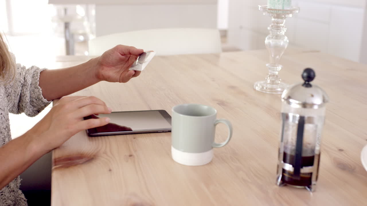 mujer real comprando en línea usando tableta digital con tarjeta de crédito usando tableta digital disfrutando de un estilo de vida relajante