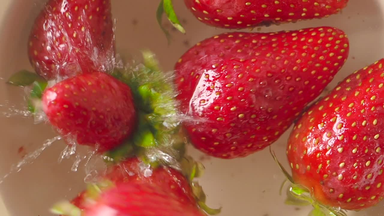 물에 담긴 신선한 딸기