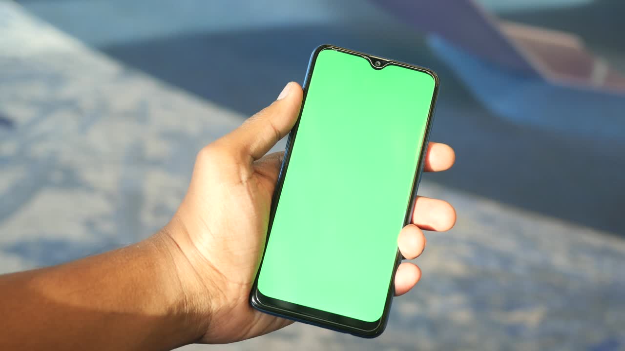 primer plano de la mano de un joven usando un teléfono inteligente