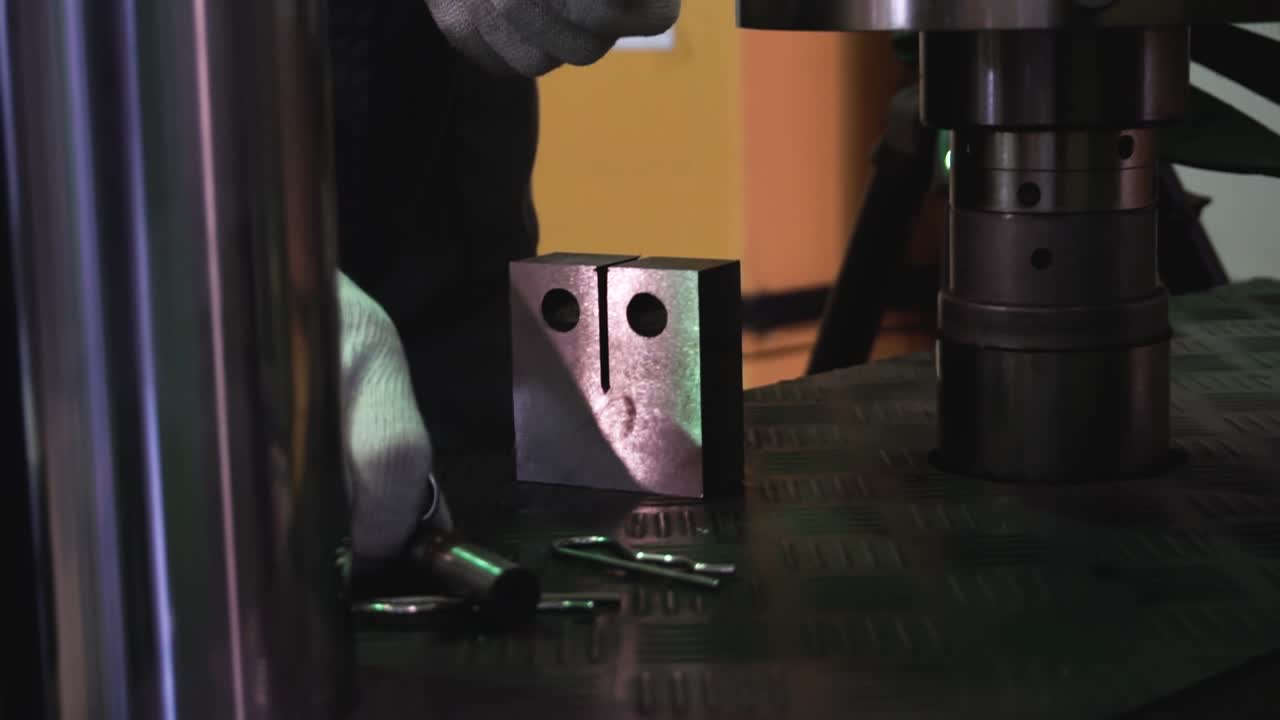 압축 기계와 함께 금속 가공 프로세스