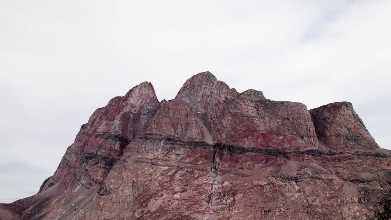 A smooth, cinematic flight through the heart of Uummannaq. Discover a landscape of raw, untouched power, where mountains meet the pristine Arctic sea
